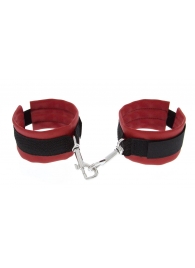 Красно-чёрные полиуретановые наручники Luxurious Handcuffs - Blush Novelties - купить с доставкой во Владивостоке