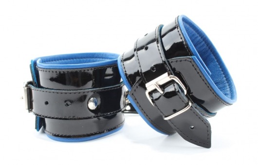 Чёрные лаковые наручники с синим подкладом - БДСМ Арсенал - купить с доставкой во Владивостоке