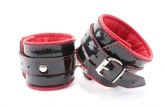 Лаковые чёрно-красные перфорированные наручники - БДСМ Арсенал - купить с доставкой во Владивостоке