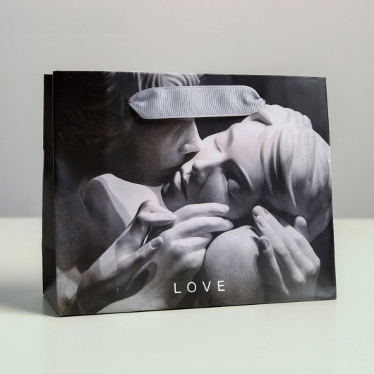 Маленький бумажный подарочный пакет LOVE - 15 х 12 см. - Сима-Ленд - купить с доставкой во Владивостоке