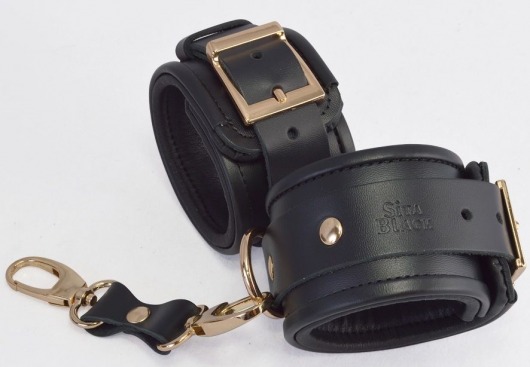 Черные кожаные наручники с золотистыми пряжками и карабином - Sitabella - купить с доставкой во Владивостоке