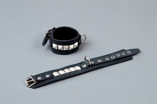 Чёрные кожаные наручники с металлическими квадропуклями - Подиум - купить с доставкой во Владивостоке