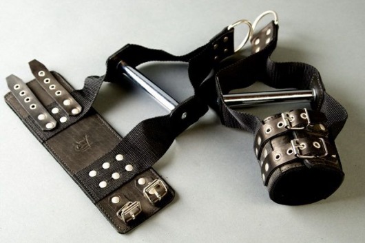 Чёрные наручники с хромированной трубкой для подвешивания - Подиум - купить с доставкой во Владивостоке