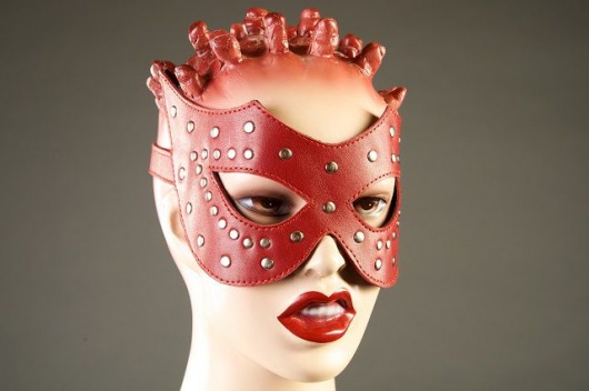 Красная кожаная маска с заклёпками - Подиум - купить с доставкой во Владивостоке