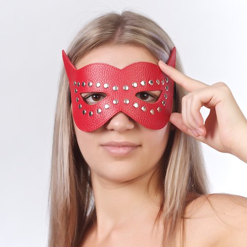 Красная маска на глаза с разрезами и заклепками - Sitabella - купить с доставкой во Владивостоке