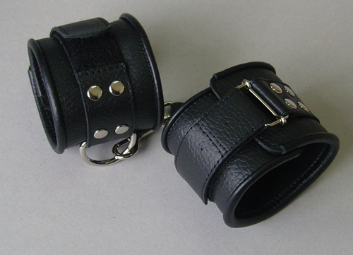 Чёрные кожаные наручники с ремешком с двумя карабинами - Sitabella - купить с доставкой во Владивостоке
