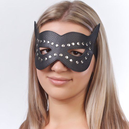 Чёрная кожаная маска с клёпками и прорезями для глаз - Sitabella - купить с доставкой во Владивостоке