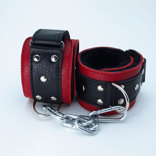 Красно-чёрные кожаные наручники с меховым подкладом - БДСМ Арсенал - купить с доставкой во Владивостоке