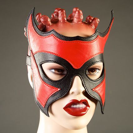 Кожаная маска-очки с красной вставкой - Подиум - купить с доставкой во Владивостоке