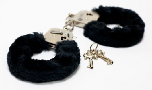 Меховые черные наручники с ключами - Toy Joy - купить с доставкой во Владивостоке