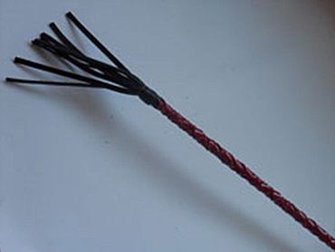 Плетеный короткий красный стек с наконечником в виде длинной кисточки - 70 см. - Подиум - купить с доставкой во Владивостоке