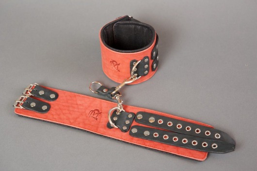 Широкие красные наручники из кожи на чёрных ремешках - Подиум - купить с доставкой во Владивостоке