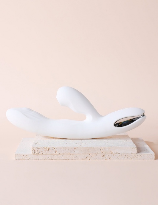 Белый вибратор-кролик Eria с вакуумной стимуляцией, функцией tapping и нагревом - 21,5 см. - BeYourLover