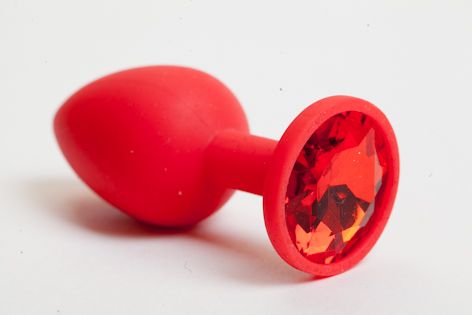Красная силиконовая анальная пробка с красным стразом - 7,1 см. - 4sexdreaM - купить с доставкой во Владивостоке