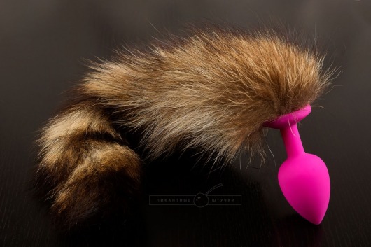 Розовая силиконовая анальная пробка с хвостом енота - 6 см. - Пикантные штучки - купить с доставкой во Владивостоке