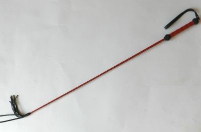 Плетеный длинный красный лаковый стек с наконечником-кисточкой - 85 см. - Подиум - купить с доставкой во Владивостоке