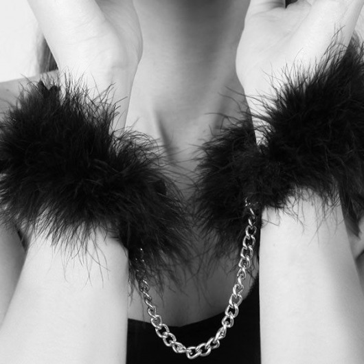 Перьевые наручники Za Za Zu Feather Handcuffs Bijoux - Bijoux Indiscrets - купить с доставкой во Владивостоке