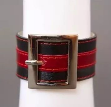 Чёрно-красный браслет с квадратной пряжкой - Подиум - купить с доставкой во Владивостоке