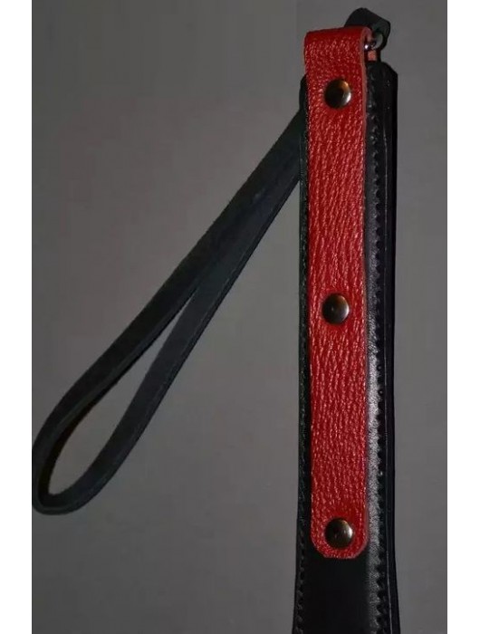 Узкий чёрный спанкер с красной кожей на рукояти - Подиум - купить с доставкой во Владивостоке